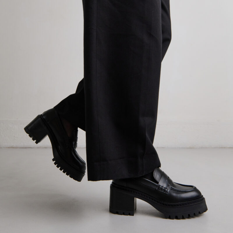 Mocassins à talons et semelles crantées....