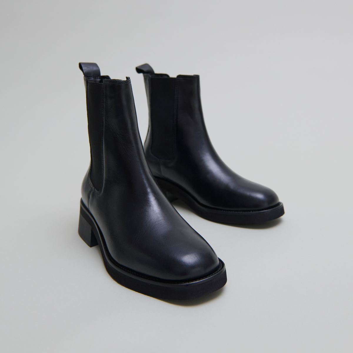 Boots à bouts arrondis et élastiques – Image 3