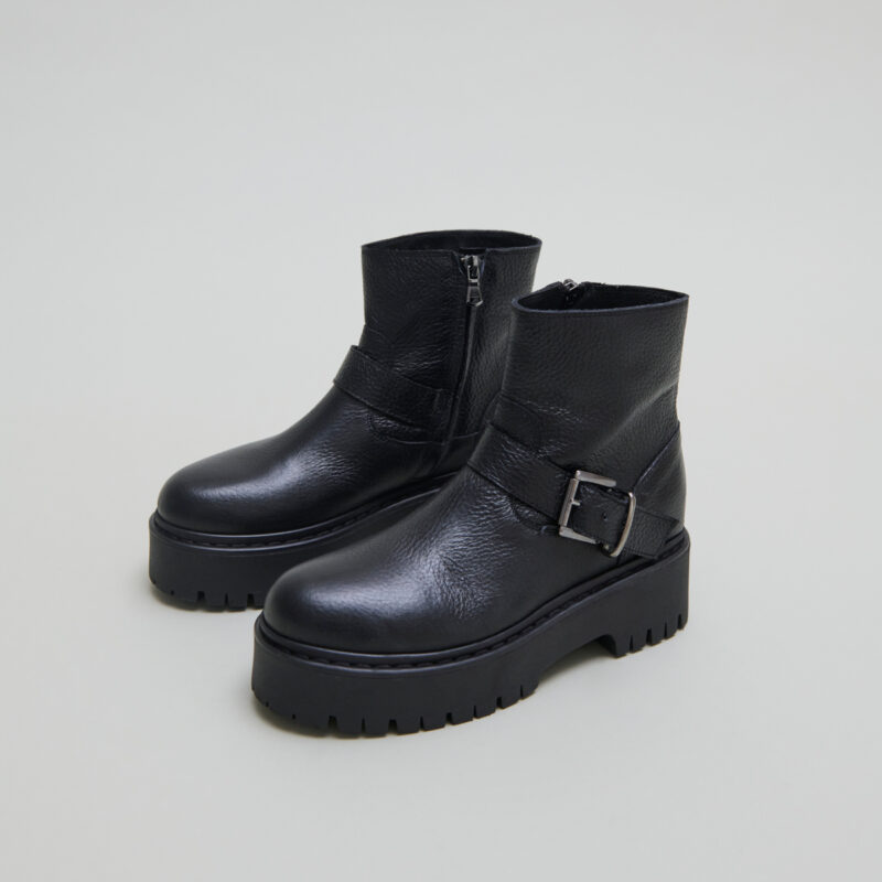 Boots à semelles crantées et boucles