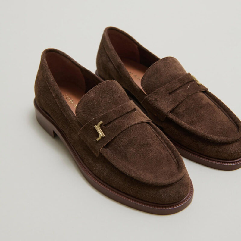 Mocassins à bouts ronds et monogrammes