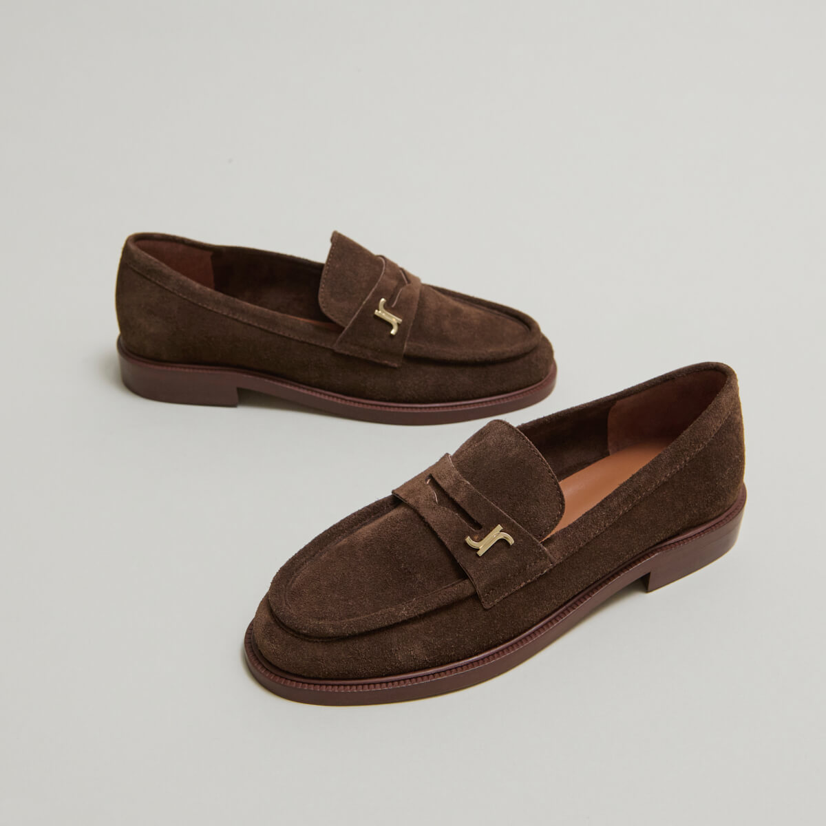 Mocassins à bouts ronds et monogrammes – Image 5