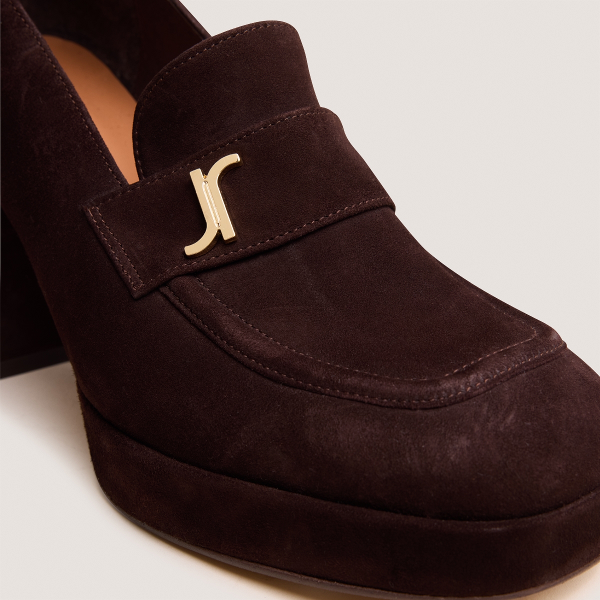 Mocassins à talons et monogrammes – Image 3