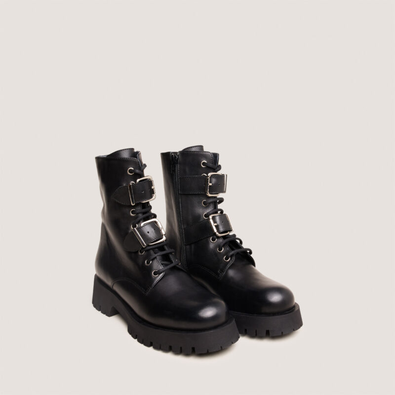 Boots à boucles métalliques