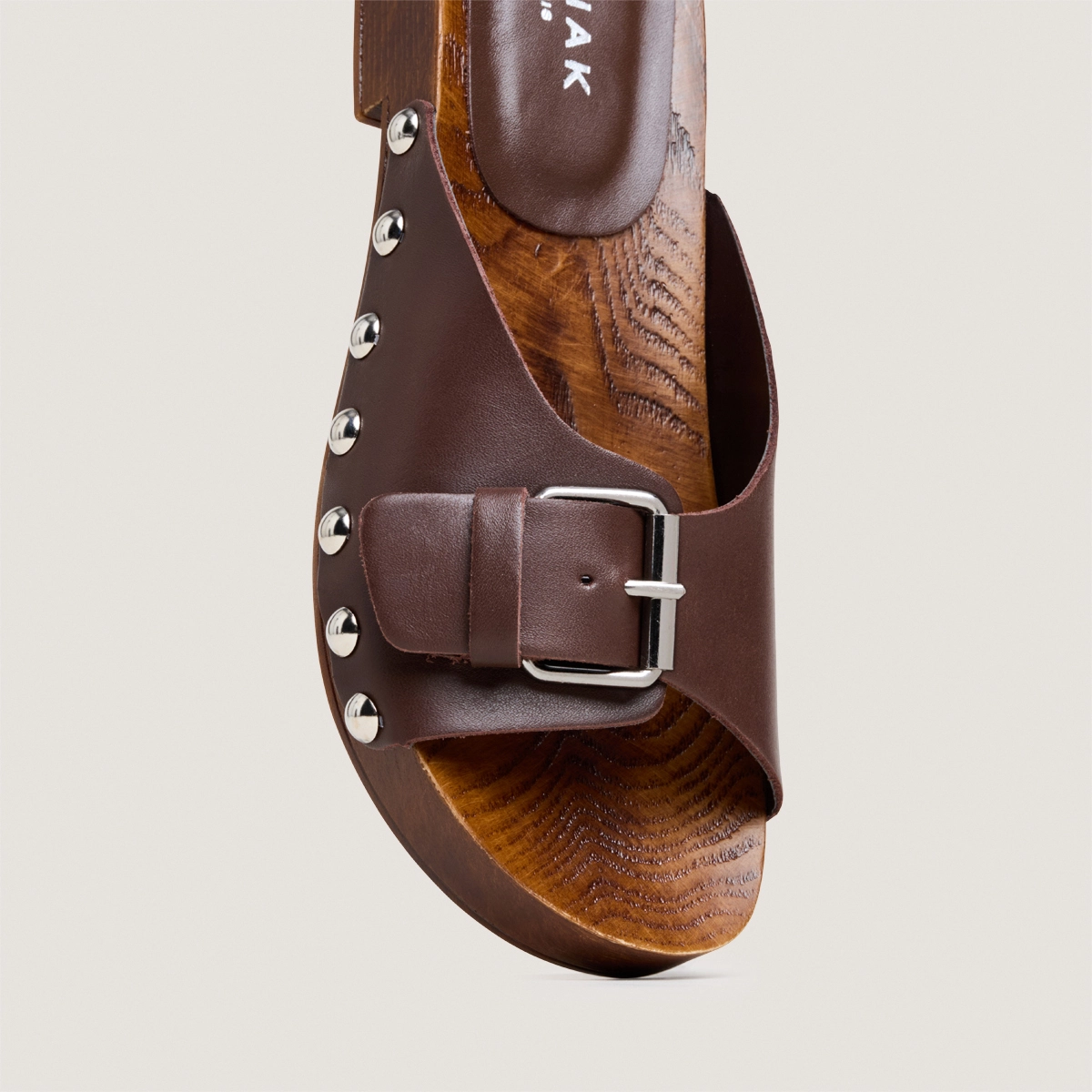 Mules à petits talons et rivets – Image 4