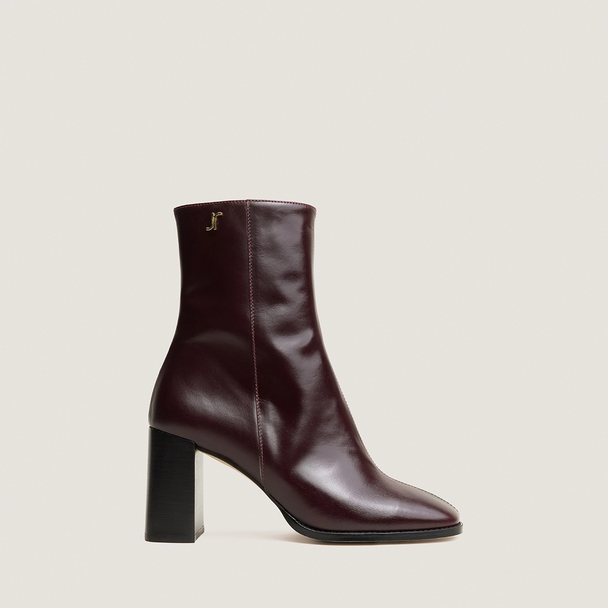 Bottines à talons et monogrammes