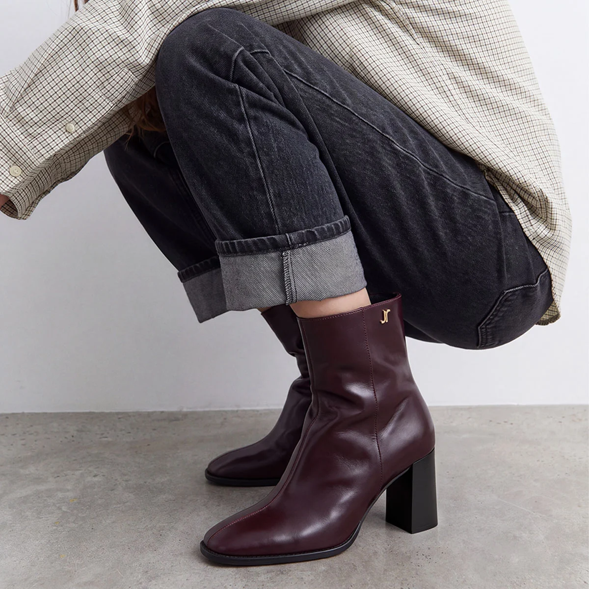 Bottines à talons et monogrammes – Image 5