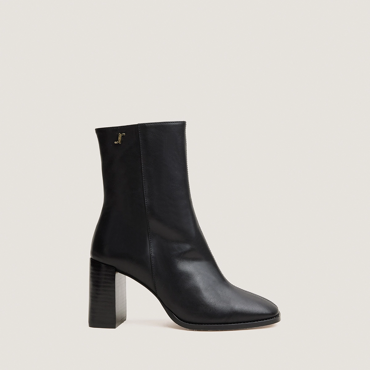 Bottines à talons et monogrammes
