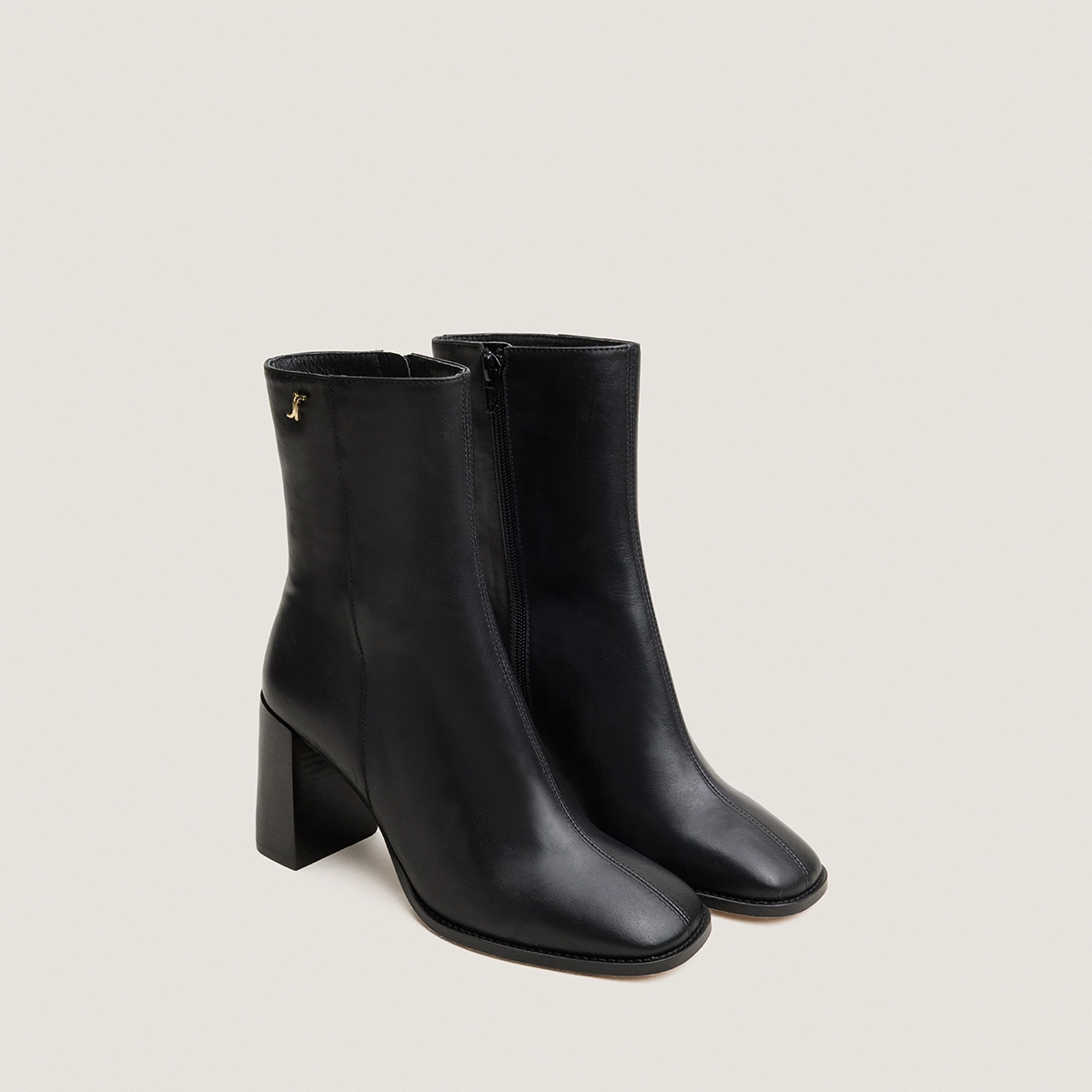 Bottines à talons et monogrammes – Image 2