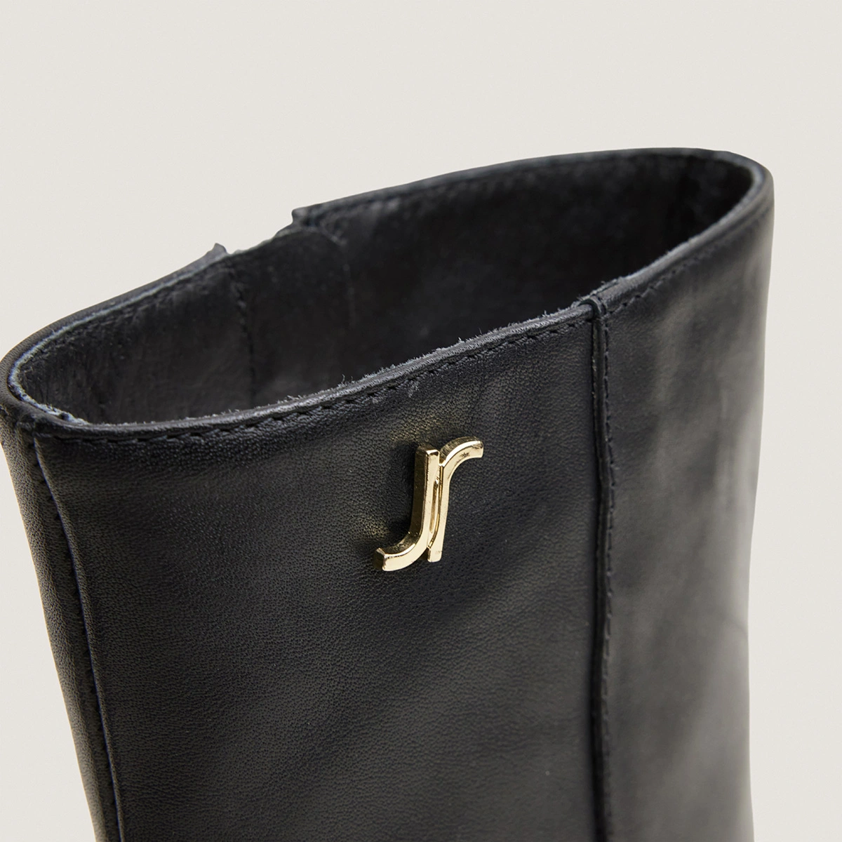 Bottines à talons et monogrammes – Image 3