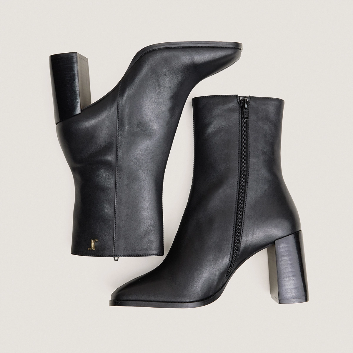 Bottines à talons et monogrammes – Image 4