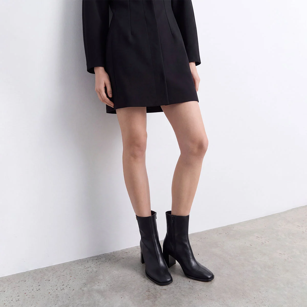 Bottines à talons et monogrammes – Image 5