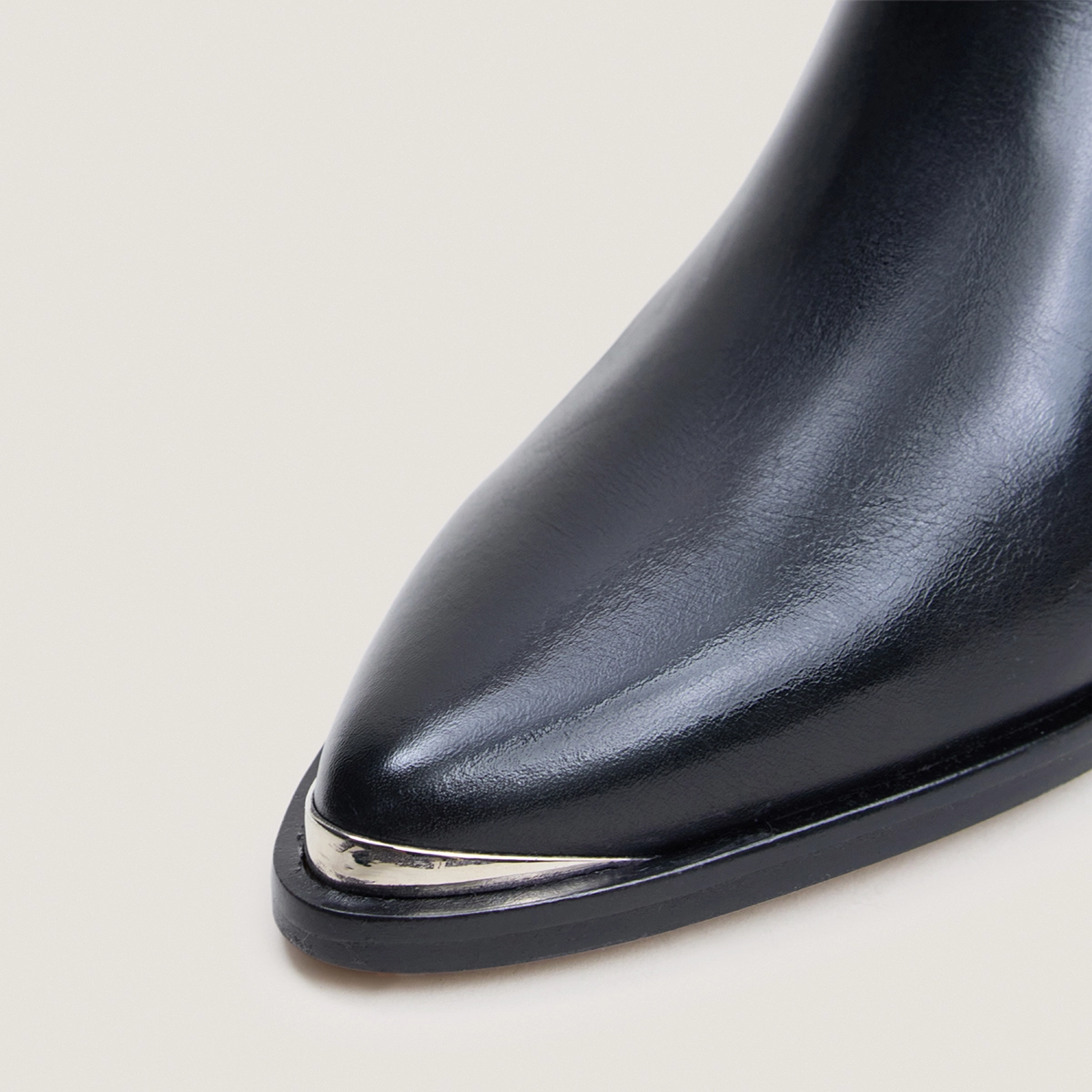Bottines à talons et embouts argentés – Image 3